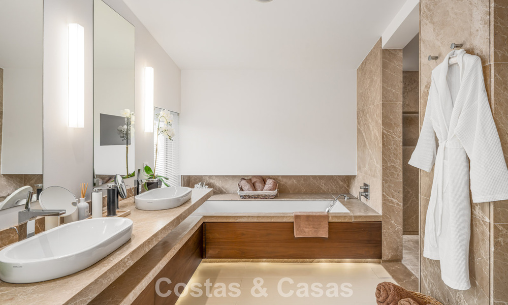 Prestigiosa villa pareada moderna renovada en venta, segunda línea de playa en Puente Romano en la Milla de Oro de Marbella 794456