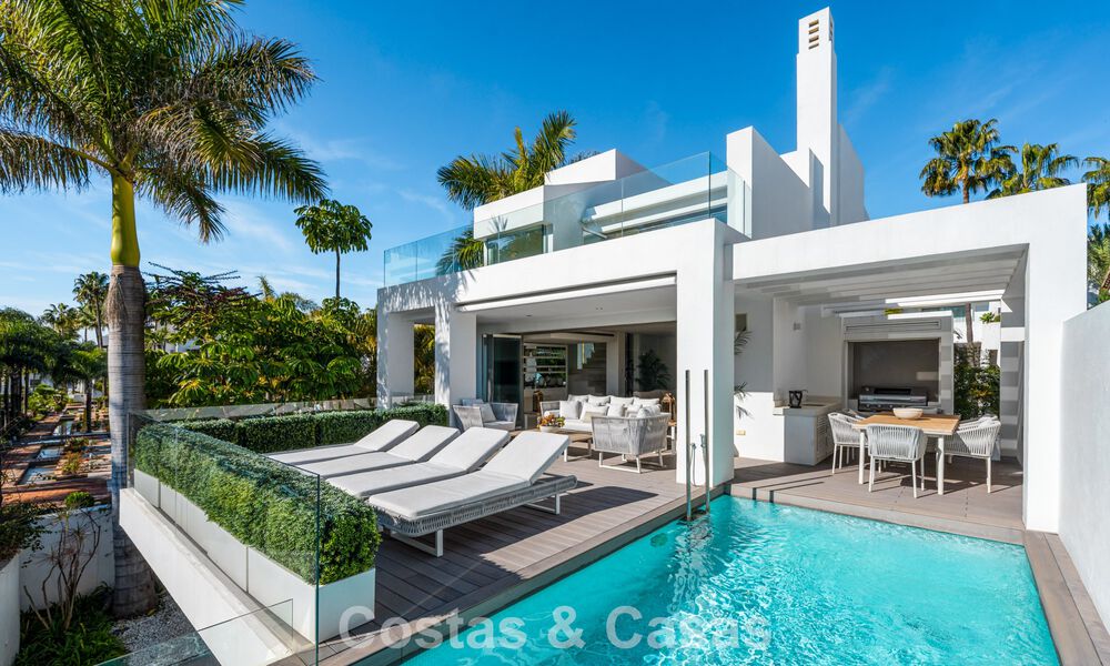 Prestigiosa villa pareada moderna renovada en venta, segunda línea de playa en Puente Romano en la Milla de Oro de Marbella 794460