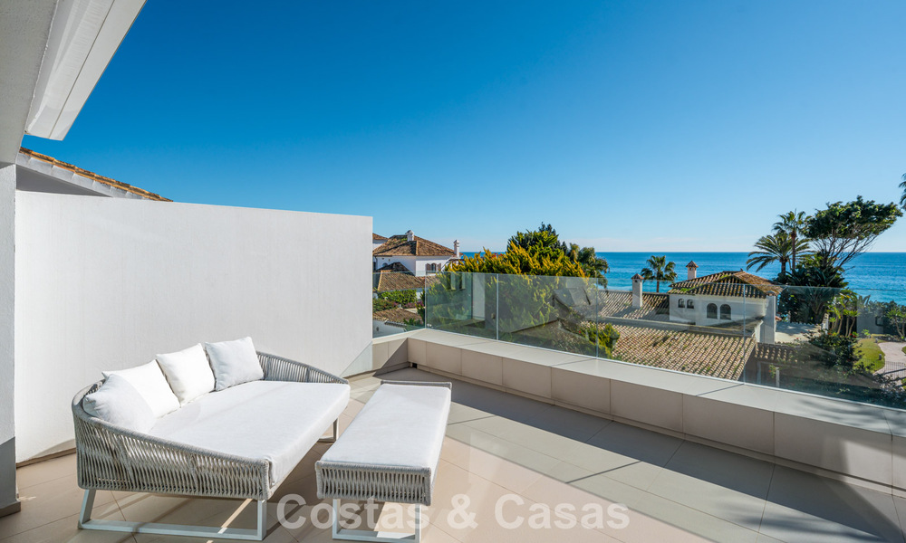 Prestigiosa villa pareada moderna renovada en venta, segunda línea de playa en Puente Romano en la Milla de Oro de Marbella 794461