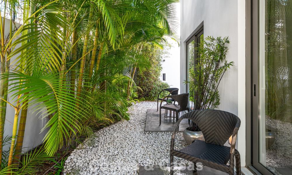 Prestigiosa villa pareada moderna renovada en venta, segunda línea de playa en Puente Romano en la Milla de Oro de Marbella 794463