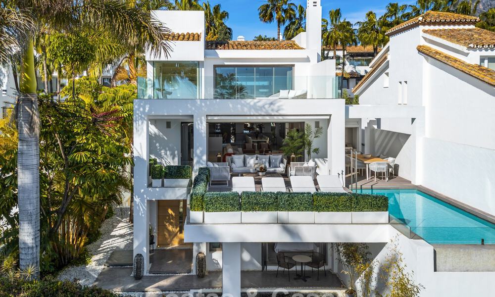 Prestigiosa villa pareada moderna renovada en venta, segunda línea de playa en Puente Romano en la Milla de Oro de Marbella 794465