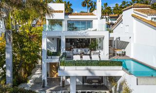 Prestigiosa villa pareada moderna renovada en venta, segunda línea de playa en Puente Romano en la Milla de Oro de Marbella 794465 