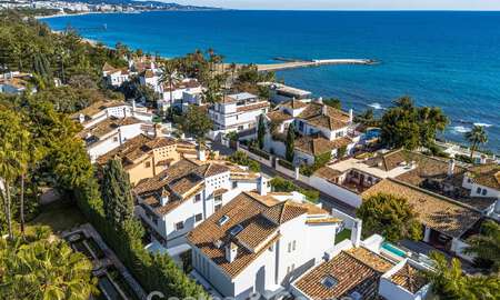 Prestigiosa villa pareada moderna renovada en venta, segunda línea de playa en Puente Romano en la Milla de Oro de Marbella 794467