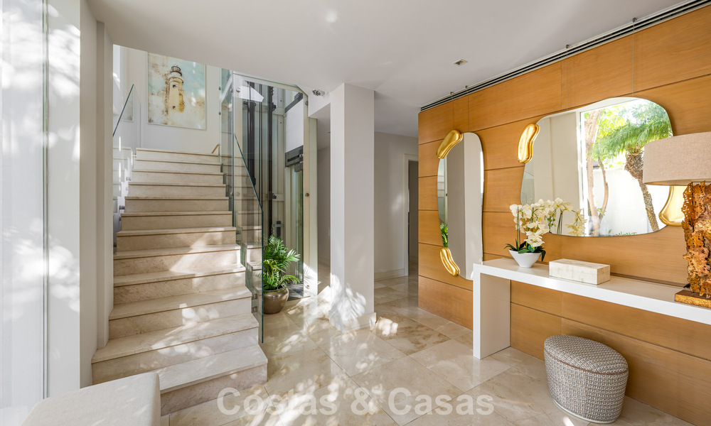 Prestigiosa villa pareada moderna renovada en venta, segunda línea de playa en Puente Romano en la Milla de Oro de Marbella 794468