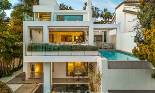 Prestigiosa villa pareada moderna renovada en venta, segunda línea de playa en Puente Romano en la Milla de Oro de Marbella 794470 