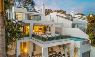 Prestigiosa villa pareada moderna renovada en venta, segunda línea de playa en Puente Romano en la Milla de Oro de Marbella 794471 