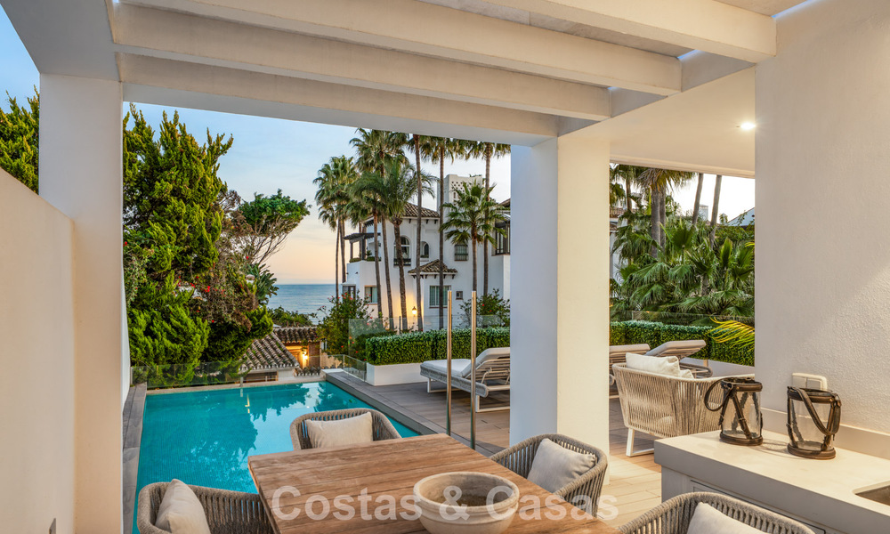 Prestigiosa villa pareada moderna renovada en venta, segunda línea de playa en Puente Romano en la Milla de Oro de Marbella 794472