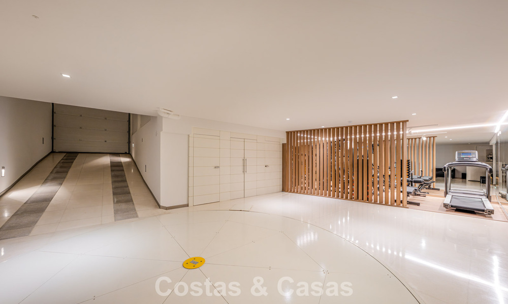 Prestigiosa villa pareada moderna renovada en venta, segunda línea de playa en Puente Romano en la Milla de Oro de Marbella 794476