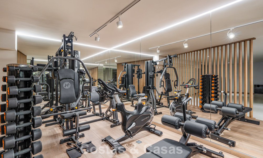 Prestigiosa villa pareada moderna renovada en venta, segunda línea de playa en Puente Romano en la Milla de Oro de Marbella 794477