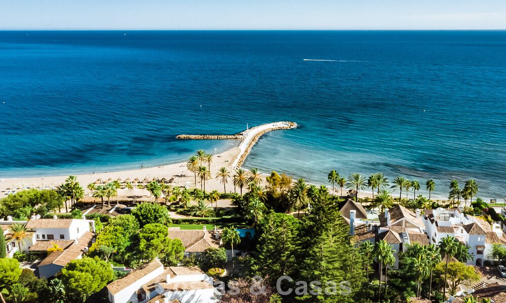 Prestigiosa villa pareada moderna renovada en venta, segunda línea de playa en Puente Romano en la Milla de Oro de Marbella 794479