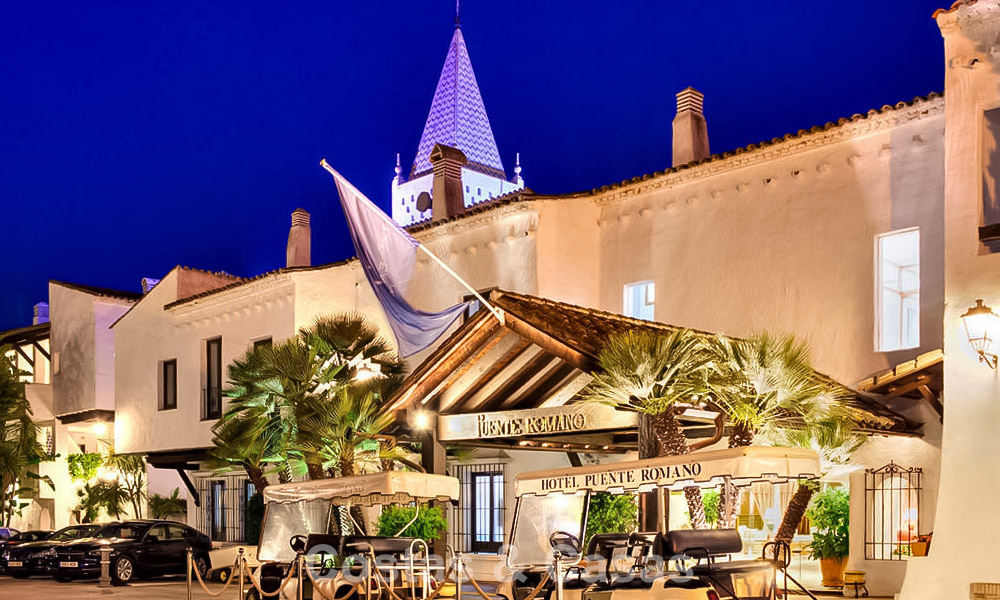 Prestigiosa villa pareada moderna renovada en venta, segunda línea de playa en Puente Romano en la Milla de Oro de Marbella 794480