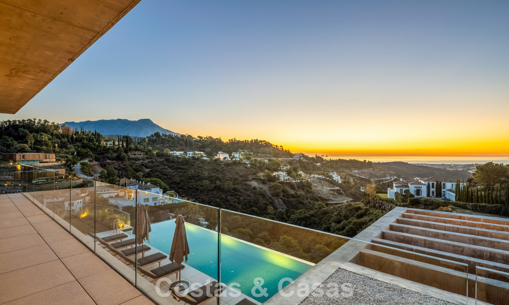 Villa de lujo totalmente nueva con vistas panorámicas en venta en la urbanización cerrada de El Madroñal, Benahavis - Marbella 794196