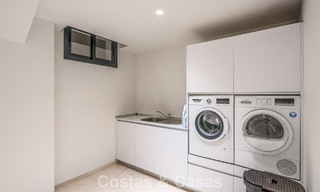 Villa de diseño con carácter moderno en venta en una comunidad cerrada en el Valle del Golf de Nueva Andalucía, Marbella 794408 