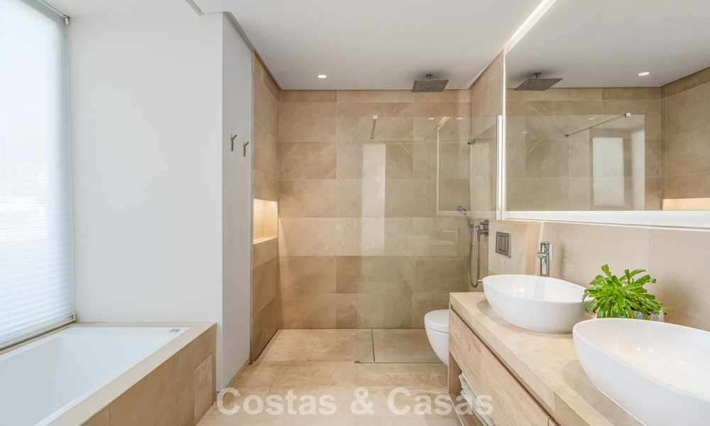 Villa de diseño con carácter moderno en venta en una comunidad cerrada en el Valle del Golf de Nueva Andalucía, Marbella 794414