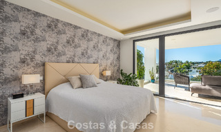 Villa de diseño con carácter moderno en venta en una comunidad cerrada en el Valle del Golf de Nueva Andalucía, Marbella 794415 