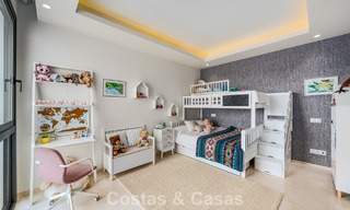 Villa de diseño con carácter moderno en venta en una comunidad cerrada en el Valle del Golf de Nueva Andalucía, Marbella 794416 