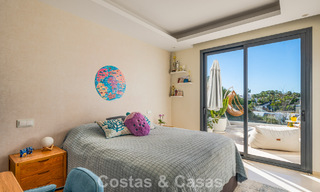 Villa de diseño con carácter moderno en venta en una comunidad cerrada en el Valle del Golf de Nueva Andalucía, Marbella 794418 