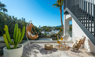 Villa de diseño con carácter moderno en venta en una comunidad cerrada en el Valle del Golf de Nueva Andalucía, Marbella 794421 