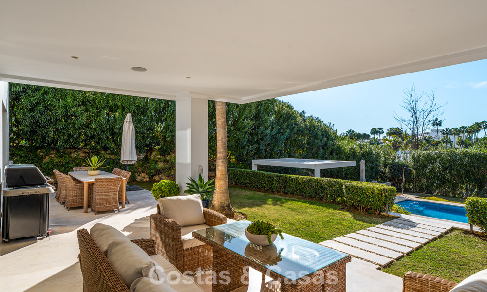 Villa de diseño con carácter moderno en venta en una comunidad cerrada en el Valle del Golf de Nueva Andalucía, Marbella 794423