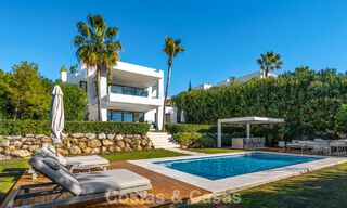 Villa de diseño con carácter moderno en venta en una comunidad cerrada en el Valle del Golf de Nueva Andalucía, Marbella 794424 