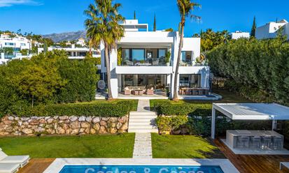 Villa de diseño con carácter moderno en venta en una comunidad cerrada en Nueva Andalucía, Marbella 794426