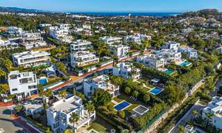 Villa de diseño con carácter moderno en venta en una comunidad cerrada en el Valle del Golf de Nueva Andalucía, Marbella 794427 