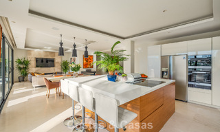 Villa de diseño con carácter moderno en venta en una comunidad cerrada en el Valle del Golf de Nueva Andalucía, Marbella 794431 