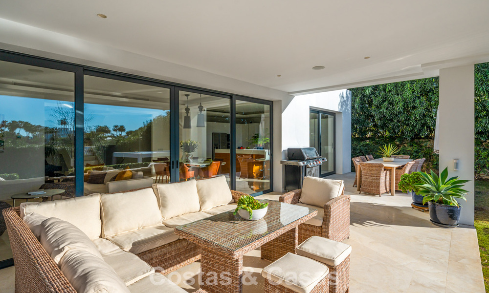 Villa de diseño con carácter moderno en venta en una comunidad cerrada en el Valle del Golf de Nueva Andalucía, Marbella 794432