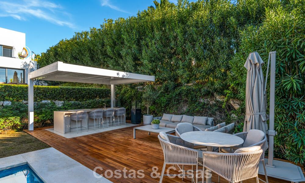 Villa de diseño con carácter moderno en venta en una comunidad cerrada en el Valle del Golf de Nueva Andalucía, Marbella 794433