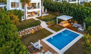 Villa de diseño con carácter moderno en venta en una comunidad cerrada en el Valle del Golf de Nueva Andalucía, Marbella 794434 