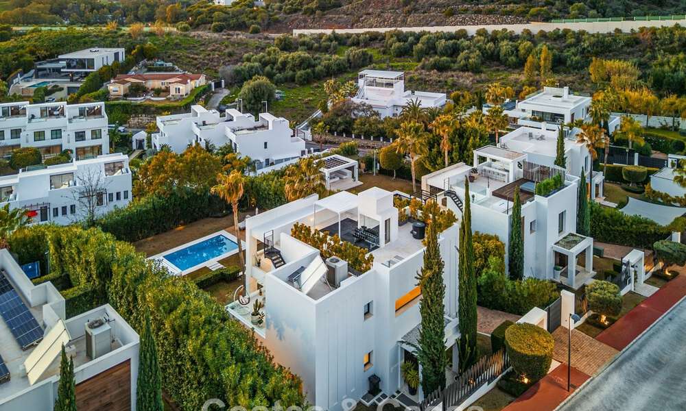 Villa de diseño con carácter moderno en venta en una comunidad cerrada en el Valle del Golf de Nueva Andalucía, Marbella 794435
