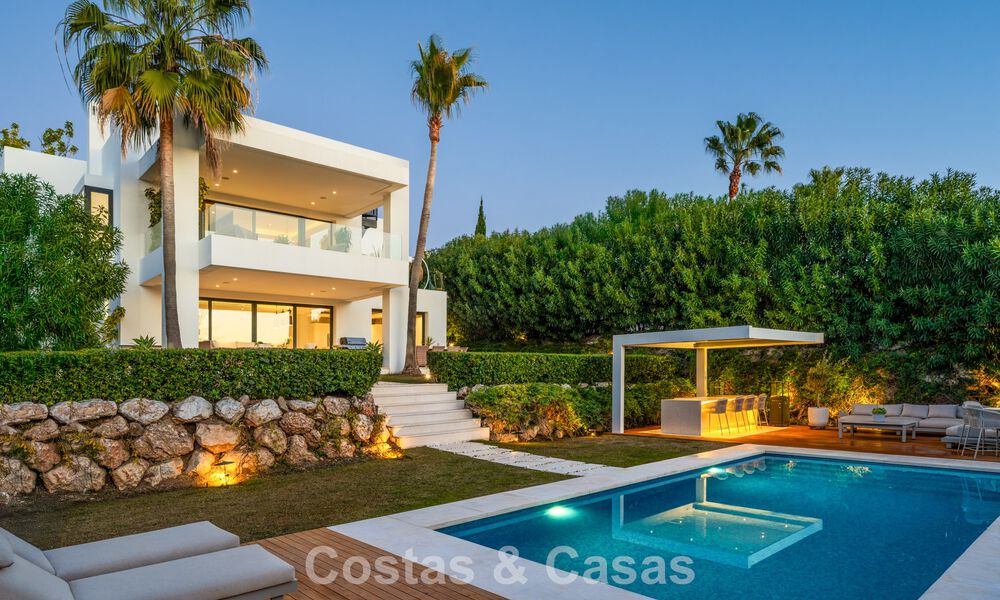 Villa de diseño con carácter moderno en venta en una comunidad cerrada en el Valle del Golf de Nueva Andalucía, Marbella 794436