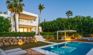 Villa de diseño con carácter moderno en venta en una comunidad cerrada en el Valle del Golf de Nueva Andalucía, Marbella 794436 