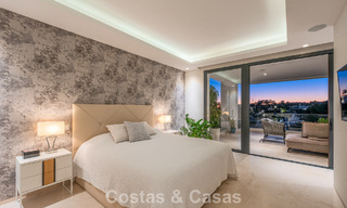 Villa de diseño con carácter moderno en venta en una comunidad cerrada en el Valle del Golf de Nueva Andalucía, Marbella 794440 