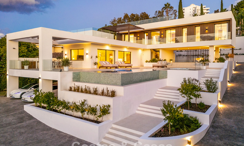 Villa de lujo moderna con estilo arquitectónico minimalista, en venta en la Nueva Milla de Oro entre Marbella y Estepona 794318