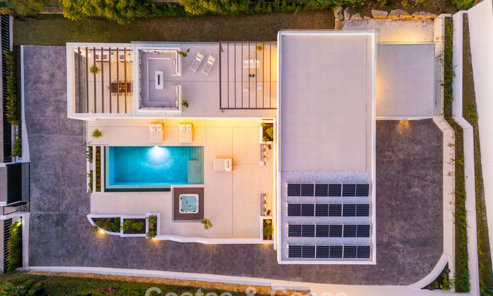 Villa de lujo moderna con estilo arquitectónico minimalista, en venta en la Nueva Milla de Oro entre Marbella y Estepona 794319