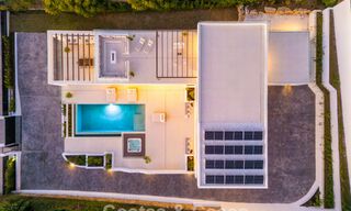Villa de lujo moderna con estilo arquitectónico minimalista, en venta en la Nueva Milla de Oro entre Marbella y Estepona 794319 