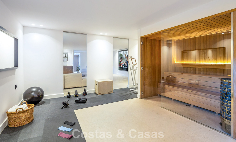 Villa de lujo moderna con estilo arquitectónico minimalista, en venta en la Nueva Milla de Oro entre Marbella y Estepona 794323