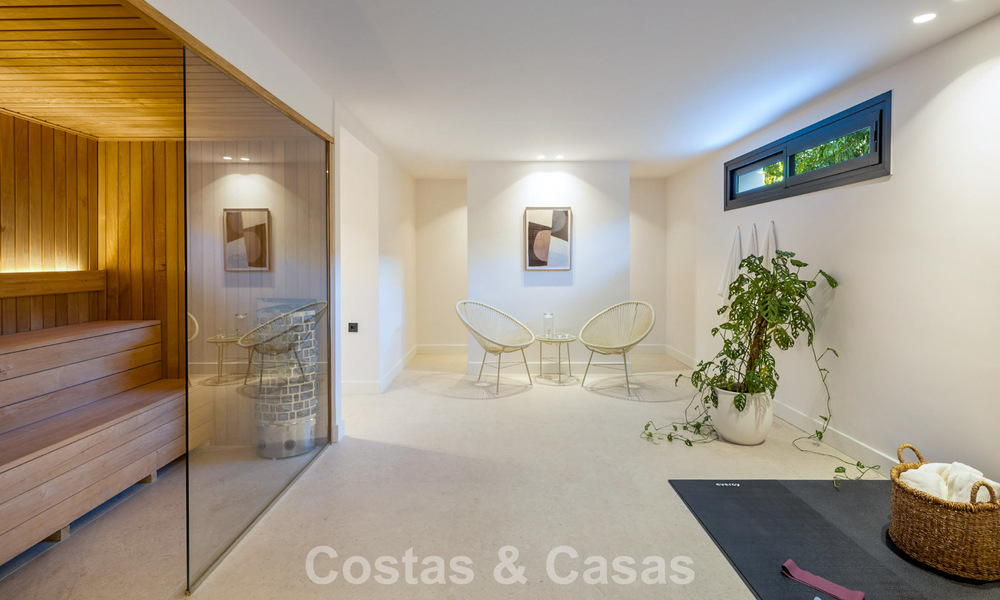 Villa de lujo moderna con estilo arquitectónico minimalista, en venta en la Nueva Milla de Oro entre Marbella y Estepona 794324