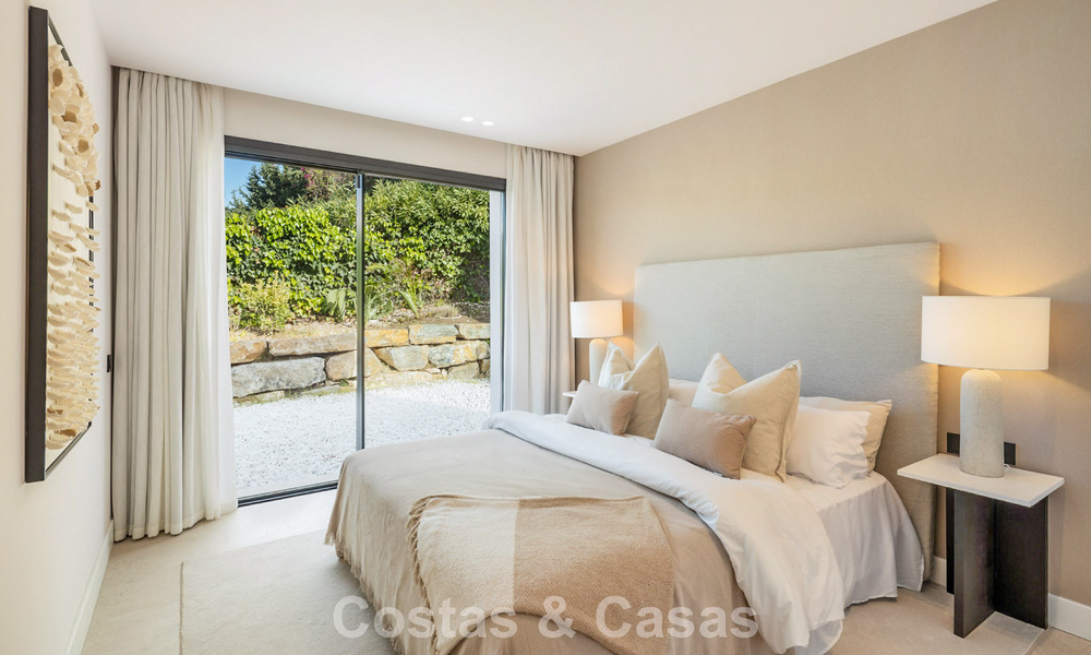 Villa de lujo moderna con estilo arquitectónico minimalista, en venta en la Nueva Milla de Oro entre Marbella y Estepona 794325