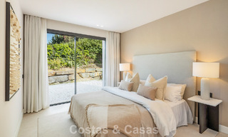 Villa de lujo moderna con estilo arquitectónico minimalista, en venta en la Nueva Milla de Oro entre Marbella y Estepona 794325 