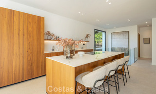 Villa de lujo moderna con estilo arquitectónico minimalista, en venta en la Nueva Milla de Oro entre Marbella y Estepona 794332 