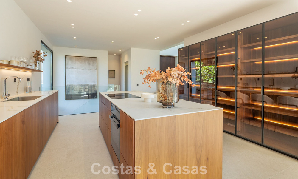 Villa de lujo moderna con estilo arquitectónico minimalista, en venta en la Nueva Milla de Oro entre Marbella y Estepona 794333