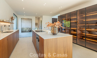 Villa de lujo moderna con estilo arquitectónico minimalista, en venta en la Nueva Milla de Oro entre Marbella y Estepona 794333 