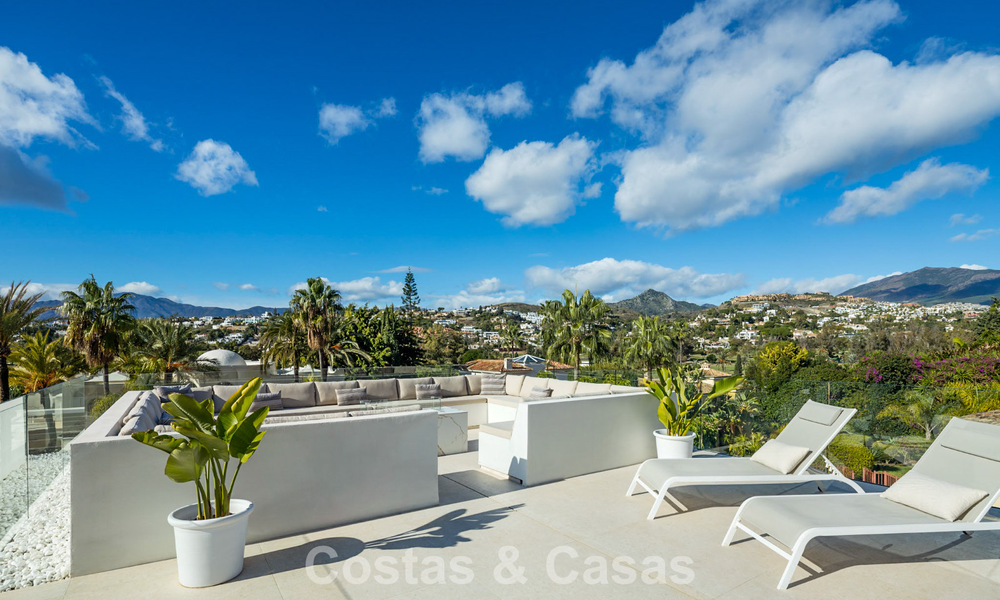 Villa de lujo moderna con estilo arquitectónico minimalista, en venta en la Nueva Milla de Oro entre Marbella y Estepona 794339