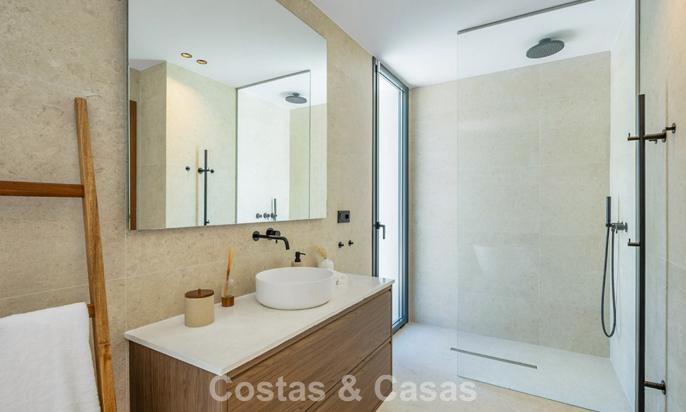 Villa de lujo moderna con estilo arquitectónico minimalista, en venta en la Nueva Milla de Oro entre Marbella y Estepona 794340