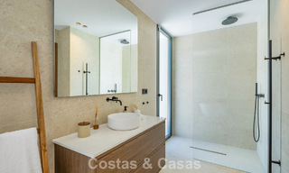 Villa de lujo moderna con estilo arquitectónico minimalista, en venta en la Nueva Milla de Oro entre Marbella y Estepona 794340 