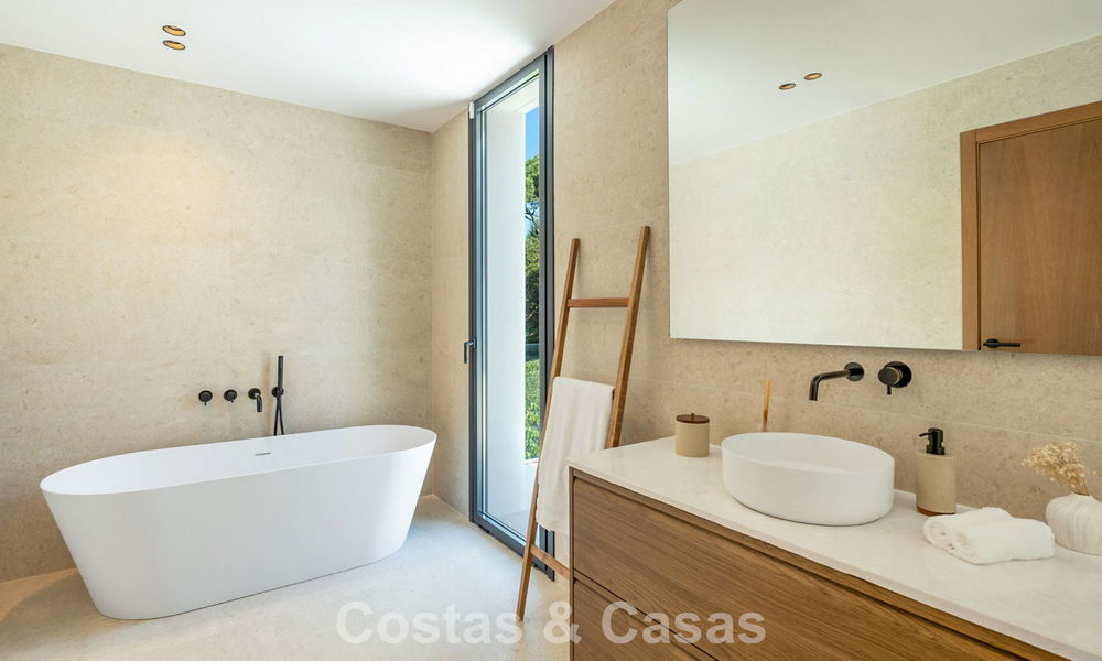 Villa de lujo moderna con estilo arquitectónico minimalista, en venta en la Nueva Milla de Oro entre Marbella y Estepona 794341