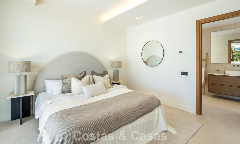 Villa de lujo moderna con estilo arquitectónico minimalista, en venta en la Nueva Milla de Oro entre Marbella y Estepona 794342