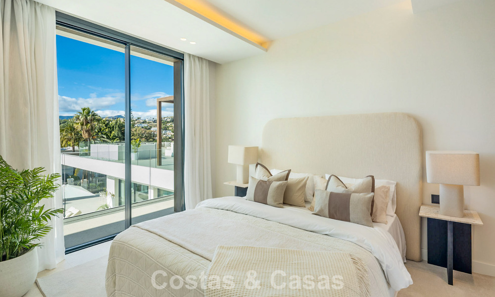 Villa de lujo moderna con estilo arquitectónico minimalista, en venta en la Nueva Milla de Oro entre Marbella y Estepona 794344